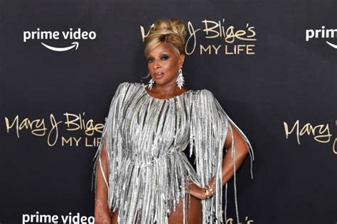 mary j blidge nude|Mary J Blige flaunts nude body on the beach